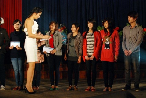 Hoa hậu Ngọc Hân tặng học bổng cho các bạn sinh viên.